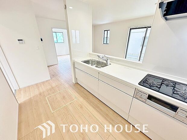 広々スペースのキッチンは使い勝手も考えられた設計。収納にも困らず調理器具もスッキリ片づけられます。