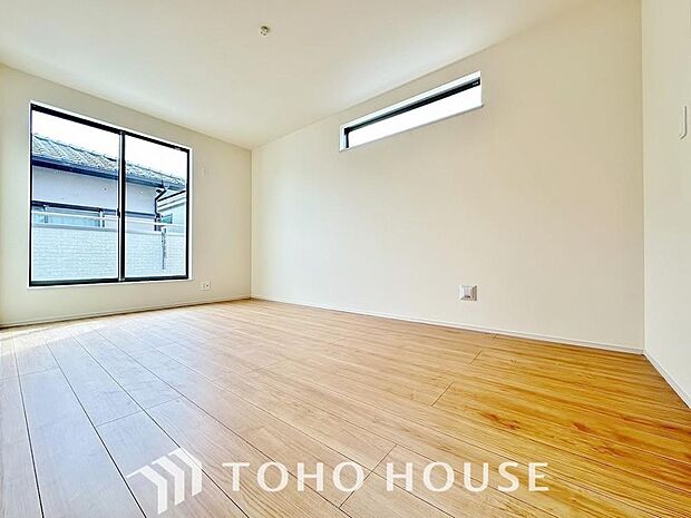 清潔感あるホワイトの壁紙と温もり溢れるカラーの床材が見事に調和した本邸宅。