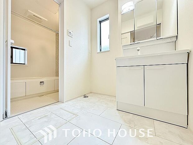 お家の中でも特にプライベートスペースとなる洗面所は、洗濯場所と浴室を同じ空間でまとめております。