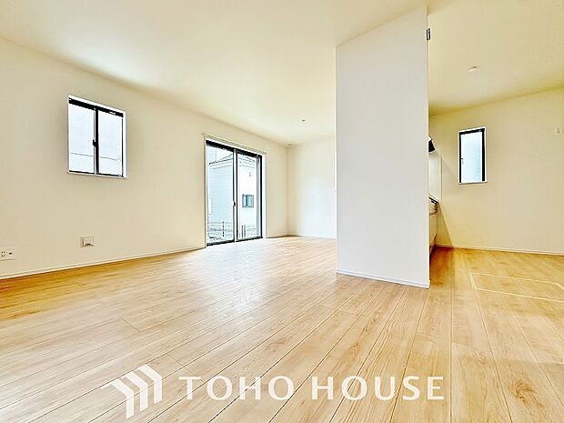 床をフローリングにすることで、お洒落かつ木目の温かみを感じる落ち着いた空間へと仕上げる事ができます。