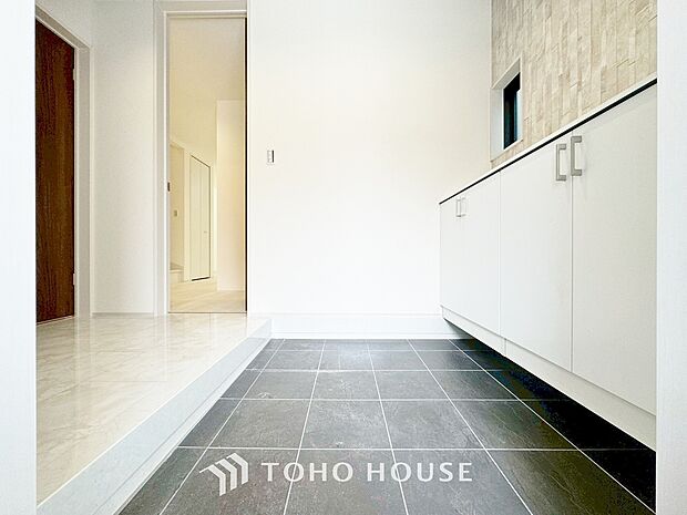 毎日みんなを見送り、そして迎え入れる場所だから。帰りたくなる家をテーマに設計した、自慢の玄関です。