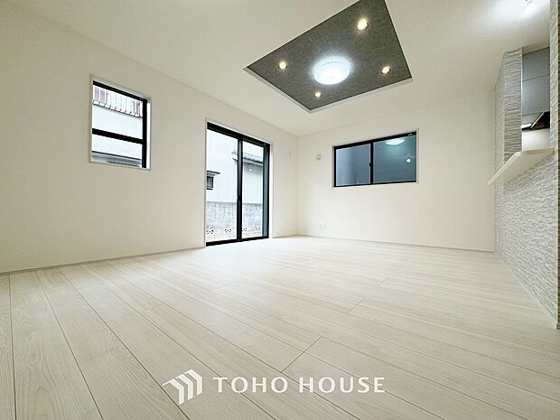 忙しい朝でも、しっかり家族が揃って食事をして頂けるゆとりある大きさのダイニングスペース。