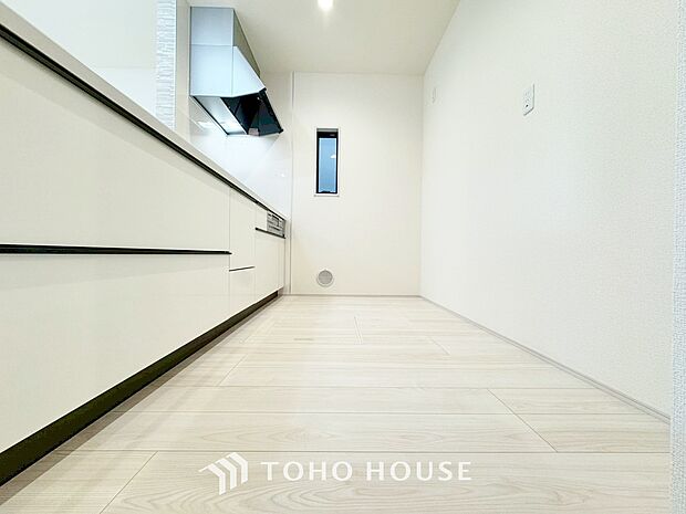 夫婦そろってキッチンに立っても調理がしやすく余裕の広さ。家事をしながら会話も弾みます。