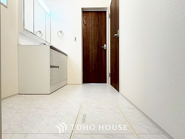 お家の中でも特にプライベートスペースとなる洗面所は、洗濯場所と浴室を同じ空間でまとめております。