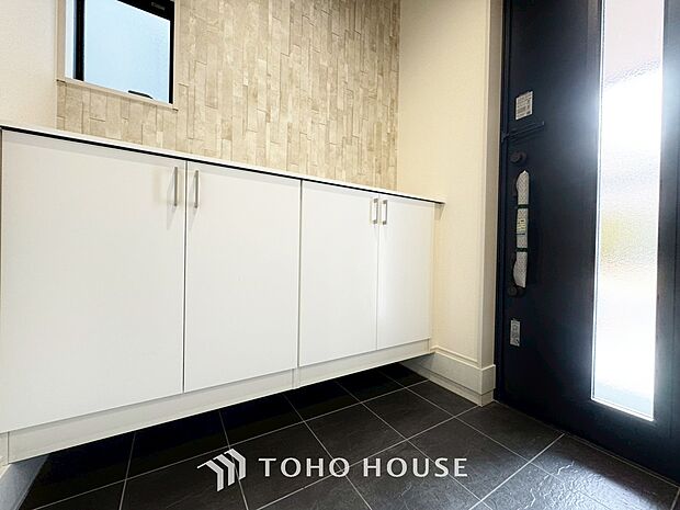 人を迎え入れる最初の場所だからこそ、清潔感がある空間にして頂ける様シューズボックスを設置しました。