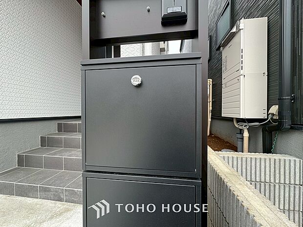 ポストは数字を回して施解錠できるダイヤルや暗証番号を設定するタイプなどがあり防犯効果が高まります。