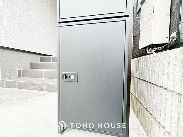 宅配ボックスは留守中でも宅配便の荷物が受け取れる為昼間の受け取りが困難な共働き世帯に需要が高い設備。