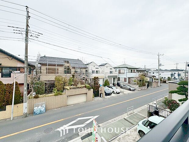 星空が地上に映りこむかのような夜景のきらめきまで、この街ならではの美しい風景の物語が室内に展開。