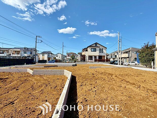 周辺環境とのコラボレーションにより明るく開放的な外観へ。住まいへの拘りは環境からも!