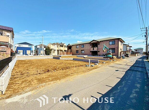 街並みの風景に包み込まれながら、瀟洒な印象も湛えて佇む邸宅を建築いたします。