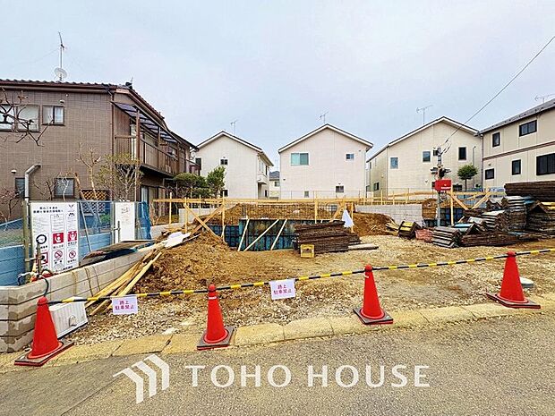 街並みの風景に包み込まれながら、瀟洒な印象も湛えて佇みます。