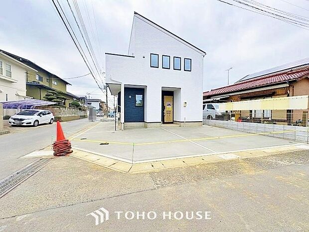 周辺環境とのコラボレーションにより明るく開放的な空間を演出しております。