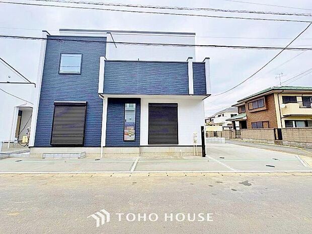 街並みの風景に包み込まれながら、瀟洒な印象も湛えて佇みます。