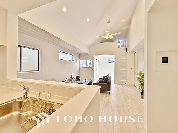 ロフト付きのリビングは天井が高い分広く感じられ、開放感があります。