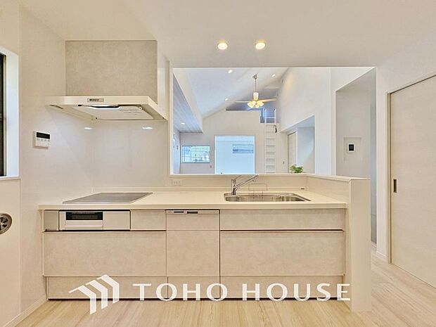 夫婦そろってキッチンに立っても調理がしやすく余裕の広さ。家事をしながら会話も弾みます。