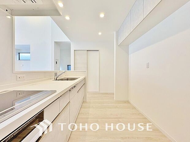 美しく、使いやすい、キッチン空間。優しい温もりを醸し出すキッチンは料理の為の配慮を随所に注ぎました。