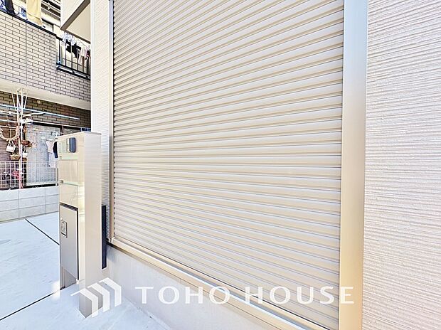 防犯機能のシャッターを完備しております。女性のチカラでも開閉が可能ですのでラクラクな所も便利です。