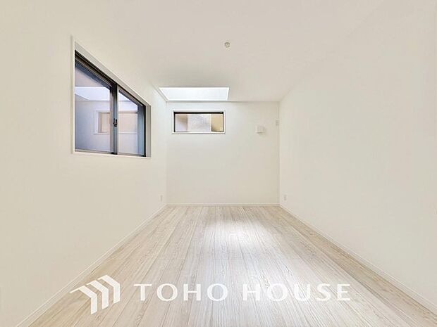 シンプルなお部屋は家具やファブリックが合わせやすいです。季節毎に模様替えをするのもいいですね。