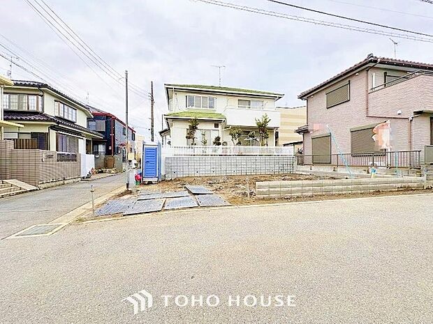 周辺に建ち並ぶ邸宅も、それぞれに個性がありながらも全体的に瀟洒な雰囲気を醸し出している邸宅街の一角。