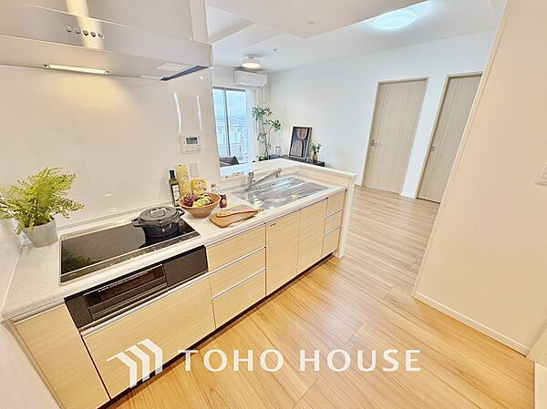 夫婦そろってキッチンに立っても調理がしやすく余裕の広さ。家事をしながら会話も弾みます。