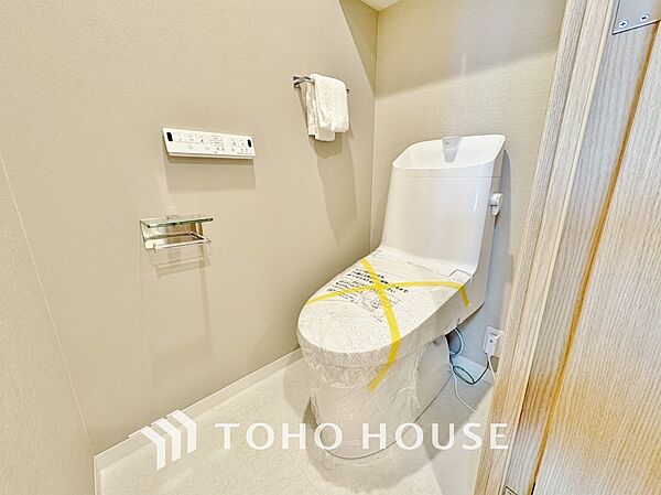 トイレには快適な温水洗浄便座付です。