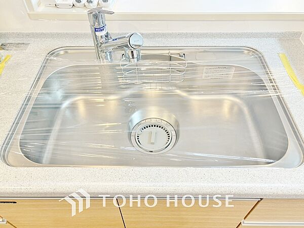 ワンタッチで浄水と原水と切り替えできる、見た目にもスマートな浄水器一体型の水栓。