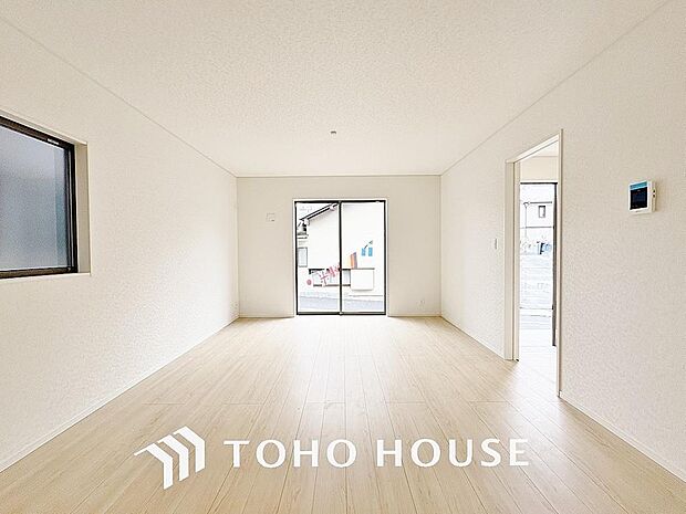 光が注がれる青い空から鮮やかに赤色にゆっくりと染まる。そんな優しい時間がここでは流れてゆく。