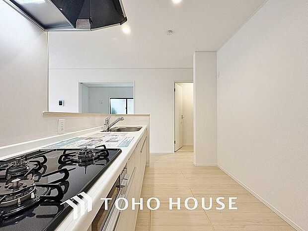 キッチンの収納は、デッドスペースになりやすい箇所を有効活用できる、スライド式収納を採用しました。