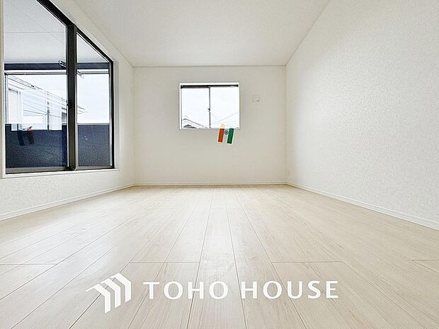 清潔感あるホワイトの壁紙と温もり溢れるカラーの床材が見事に調和した本邸宅。