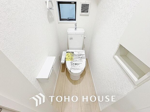 十分な広さと清潔感のあるカラーで纏まったおトイレ。時間に余裕とゆとりを持たせます。