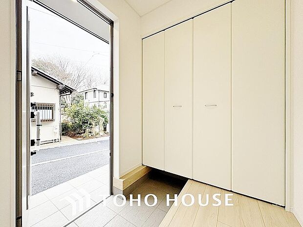 人を迎え入れる最初の場所だからこそ、清潔感がある空間にして頂ける様シューズボックスを設置しました。