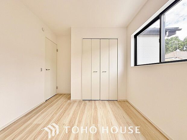 お子様の心と身体を見守る子供部屋として、思春期のプライバシーを重視したり成長に合わせて机やベットを自由にレイアウトできるようにと、小さな自立心を育むお部屋作りを見越してご覧下さい。