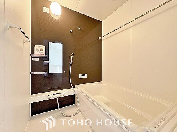 一日の疲れを癒すための心地よいバスタイムを演出する浴室はゆとりあるサイズを採用。また、足元が不安なお子様お年寄りにも安心な樹脂床材を使用致しました。