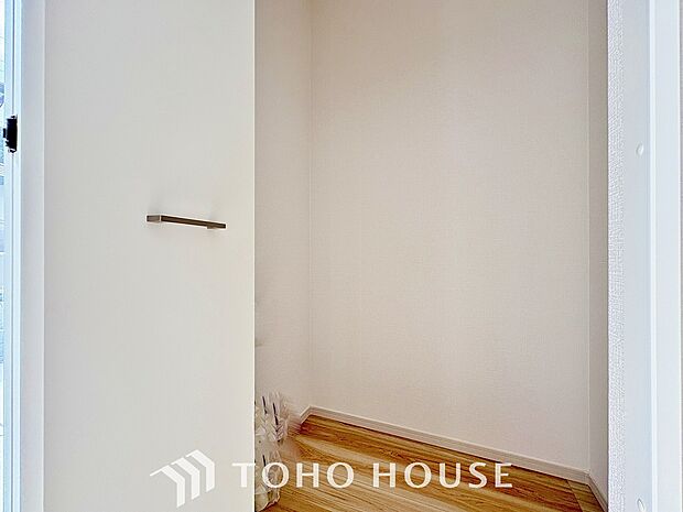 リビングにはクローゼットを完備し、家具の配置にも困らない設計がされており、採光と室内のバランスが絶妙です。