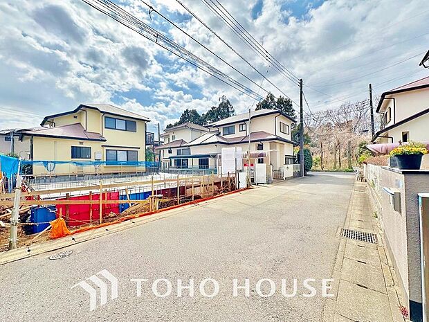 街並みの風景に包み込まれながら、瀟洒な印象も湛えて佇む邸宅を建築いたします。