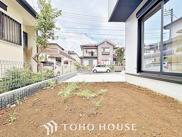 住みながらお庭を持つ。そんな贅沢が実現する戸建。日当たりも良く、家庭菜園や植栽を育てるのに適したお庭はこれからの生活に緑という癒しを与えてくれます。