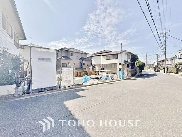 周辺に建ち並ぶ邸宅も、それぞれに個性がありながらも全体的に瀟洒な雰囲気を醸し出している邸宅街の一角。
