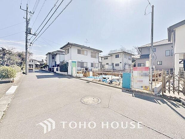 街並みの風景に包み込まれながら、瀟洒な印象も湛えて佇む邸宅を建築いたします。