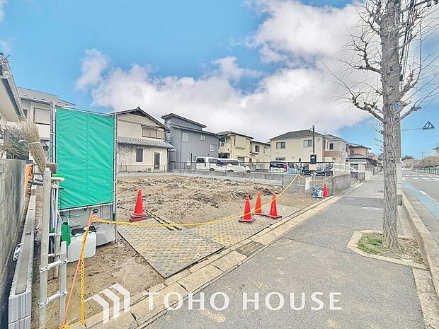 周辺環境とのコラボレーションにより明るく開放的な空間を演出しております。