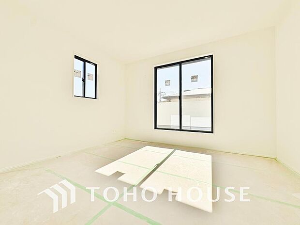 清潔感あるホワイトの壁紙と温もり溢れるカラーの床材が見事に調和した本邸宅。