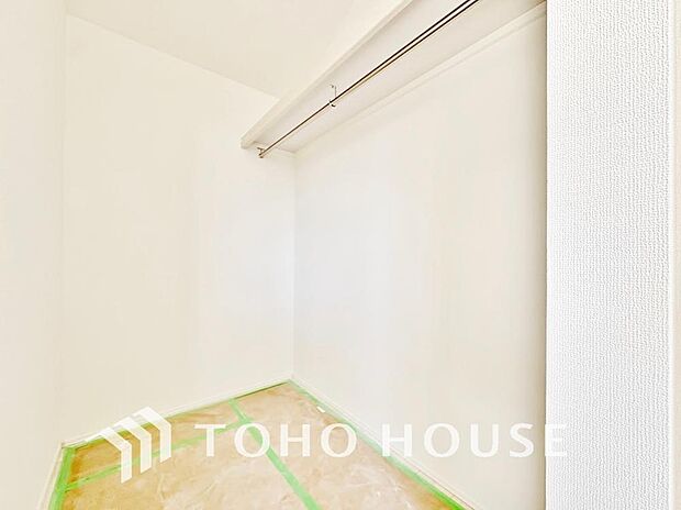 ウォークインクローゼットは洋服だけでなく、帽子や鞄などの小物もまとめて収納できるのが嬉しいですよね。