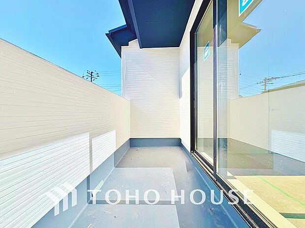 夜空の煌めきや、室内への通風や採光へ一役。ガーデニング等も充分に楽しめる広さを確保しております。