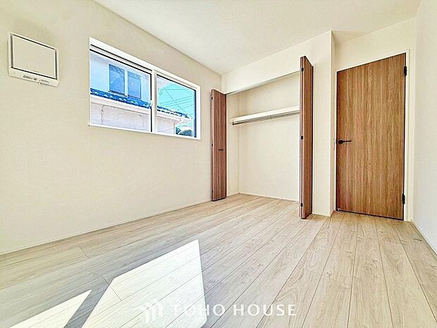 居室にはクローゼットを完備し、自由度の高い家具の配置が叶うシンプルな空間です。