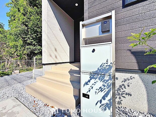 宅配ボックスは留守中でも宅配便の荷物が受け取れる為昼間の受け取りが困難な共働き世帯に需要が高い設備。