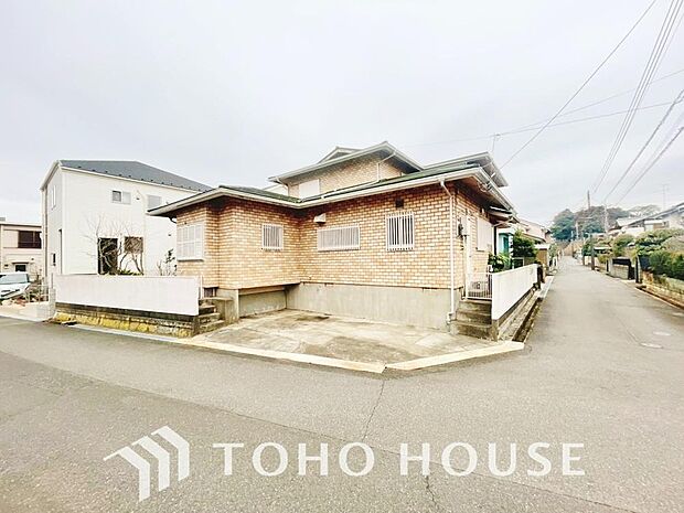 その豊かな眺望にふさわしい空間には、通風・採光にも優れ、心地よい光と風があふれています。※古家有