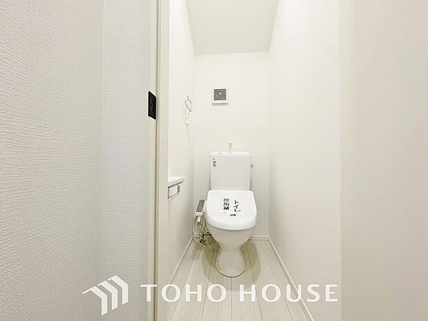 清潔な空間であって頂けますように、目に留まるだけではなく、汚れをふき取り易いフロアと壁紙をチョイス。