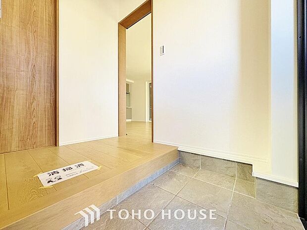 ゲストを招き、家族を迎える玄関は、ディスプレイや照明にこだわってみてはいかがでしょうか。