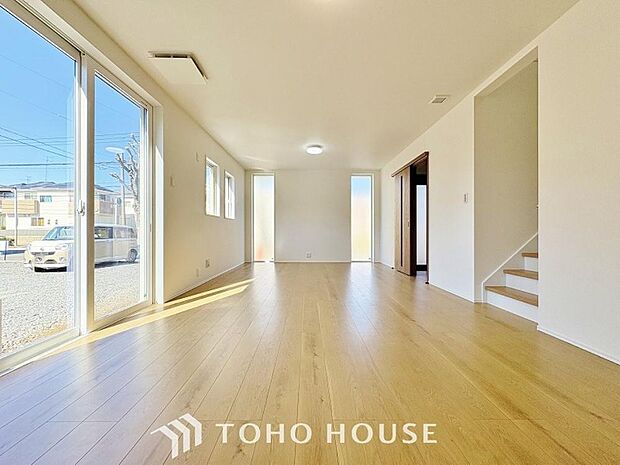 忙しい朝でも、しっかり家族が揃って食事をして頂けるゆとりある大きさのダイニングスペース。