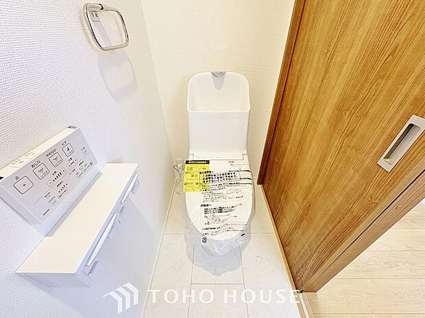 十分な広さと清潔感のあるカラーで纏まったおトイレ。時間に余裕とゆとりを持たせます。