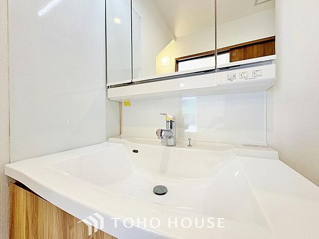 手で洗いたい大切な服など、広く使えると助かる洗面台は汚れの付きにくい形状と素材で造られております。